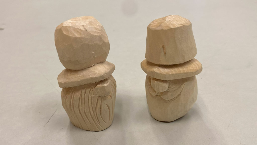 Two gnome heads with beards and hats.