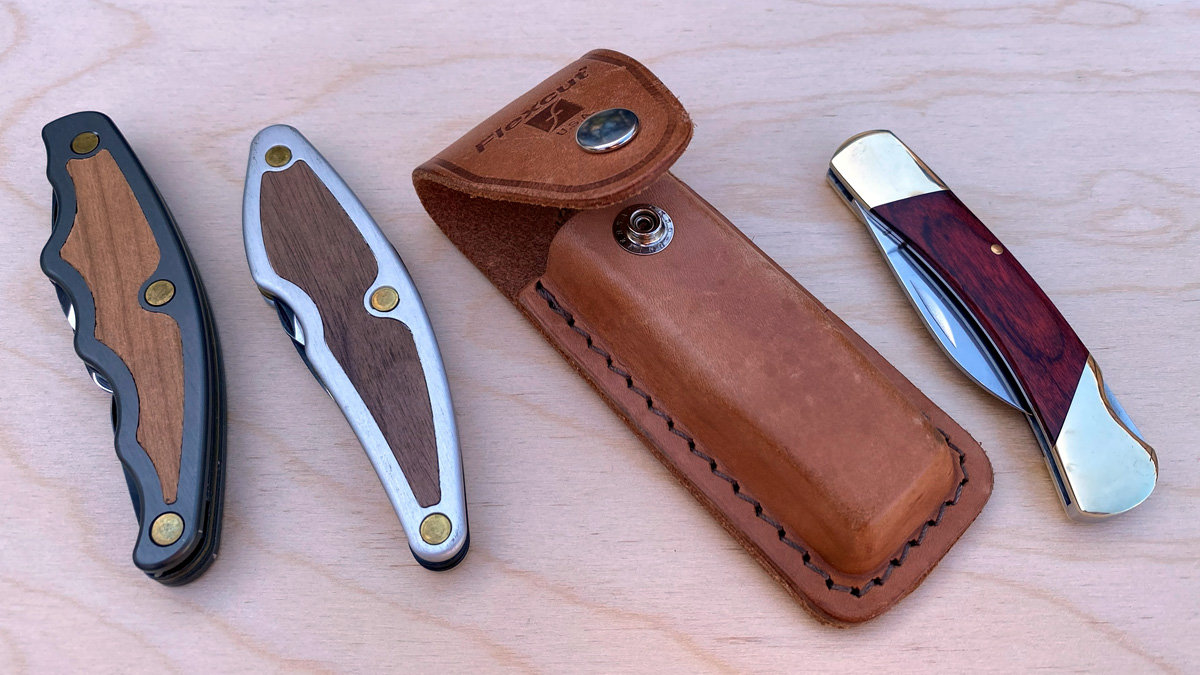 Three folding woodcarving knives and a leather sheath. Those are great woodcarving knives on the go: Flexcut folding knives and Mastercarver Pocket Whittler folding knives.