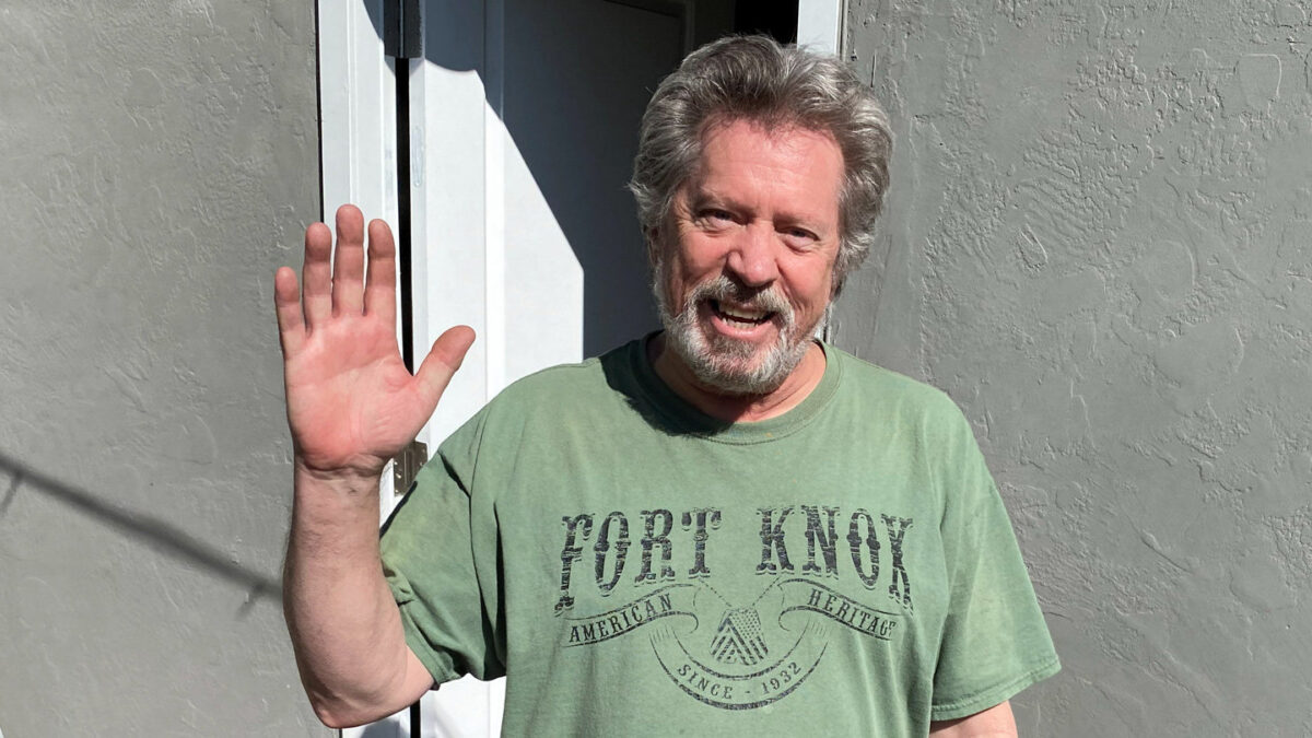 Tom Goudy is saying hi to woodcarvers.