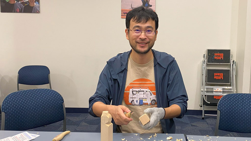 Xiaohan is learning woodcarving.