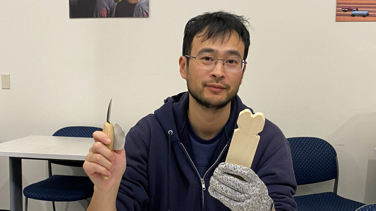 Xiaohan is carving a heart