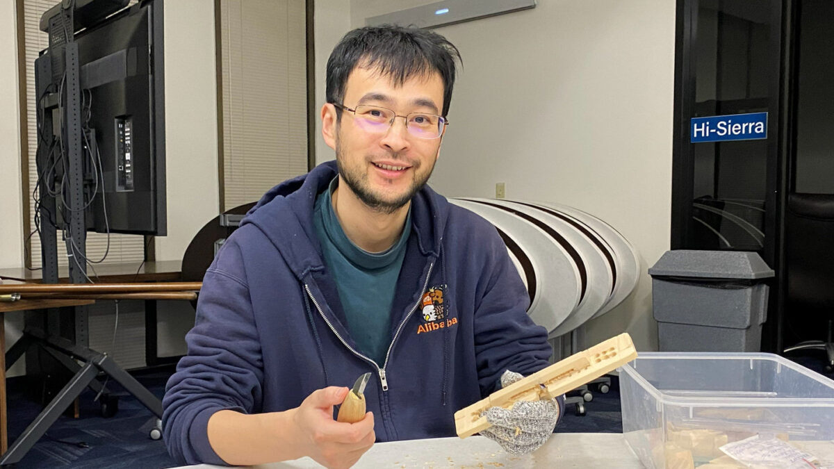 Xiaohan is carving a wooden chain with very large links.